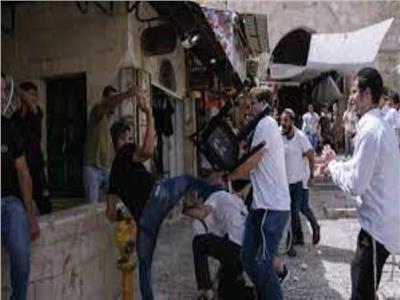مُستوطنون إسرائيليون يعتدون على مدنيين فلسطينيين جنوب الضفة الغربية المُحتلة