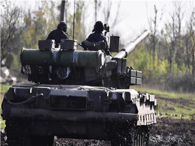 دبابة روسية تدمر مدرعة أمريكية على بعد 9.5 كم بمحور كوبيانسك