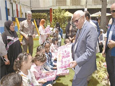 هدايا للأطفال| المحافظون يشاركون الأيتام فرحة العيد 
