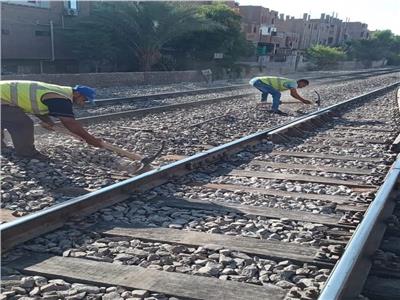 عمال السكة الحديد يواصلون العمل خلال إجازة عيد الأضحى المبارك| صور   
