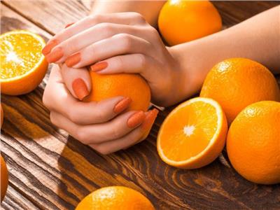 في العيد.. «عصير البرتقال» مبيض طبيعي لليدين