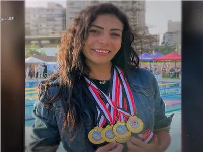 «آية عز» تحصل على 5 ميداليات في بطولة العالم للأساتذة لسباحة الزعانف 