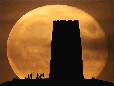 «باك مون»..القمر العملاق يضئ السماء الليلة