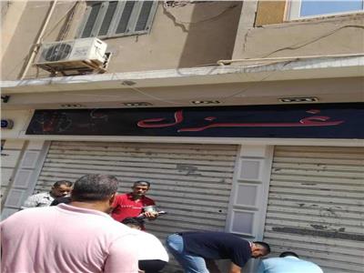 حملة مفاجئة بحى شمال مدينة المنيا تغلق مقهيين وتوقف تحويل شقة إلى تجاري