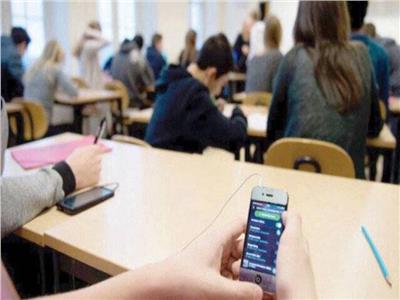 هولندا توصي بحظر الهواتف والساعات الذكية في المدارس