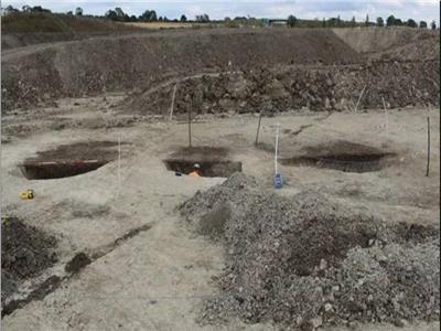 اكتشاف 25 حفرة أثرية في بريطانيا