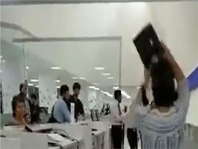 سيدة تفقد أعصابها وتتعدى على موظف بمطار المكسيك| فيديو
