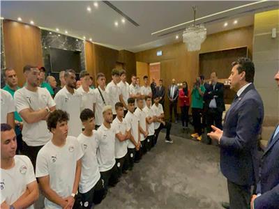 وزير الرياضة يستقبل بعثة المنتخب الأولمبي في مطار القاهرة
