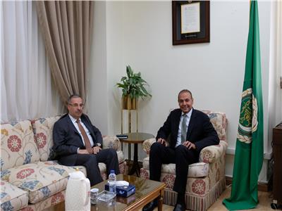 مندوب سوريا يلتقى رئيس قطاع الشؤون السياسية الدولية بالجامعة العربية