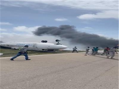 «داخلها 50 راكبا».. مقطع فيديو لتحطم طائرة في مطار مقديشو بالصومال 