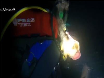 مدربة الغوص «كاتي ظريف» تقود السائحين في غطسات ليلية إلى أعماق البحر الأحمر