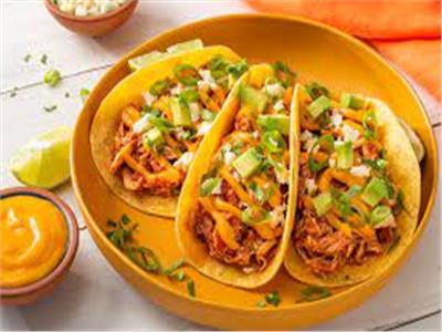 لعشاق الأكلات السريعة.. من المطبخ المكسيكي طريقة "التاكو بالدجاج" الشهية 