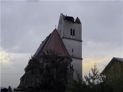 عاصفة تقتلع سطح كنيسة بالنمسا