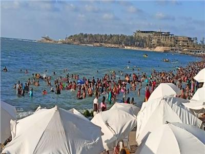 ارتفاع نسبة الإقبال على الشواطئ بالإسكندرية مع رفع الرايات الخضراء 