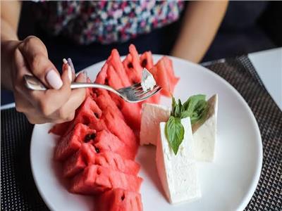 «جبنة وبطيخ وبلاش مقليات».. 15 نصيحة غذائية للصيف