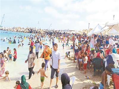 هروبًا من حر الصيف| شواطئ الإسكندرية كاملة العدد
