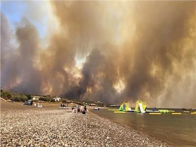 اليونان.. إجلاء 2000 شخص بينهم سياح بسبب حرائق جزيرة رودس