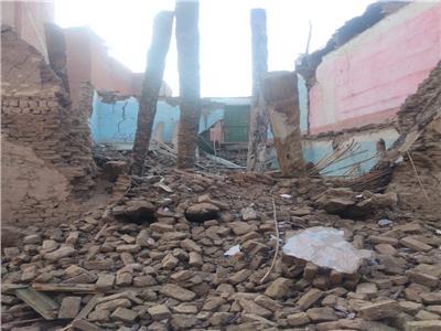 انهيار منزل من الطوب اللبن مكون من طابقين في بني سويف
