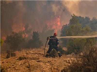 مكافحة الحرائق مستمرة في اليونان وانخفاض طفيف في درجات الحرارة