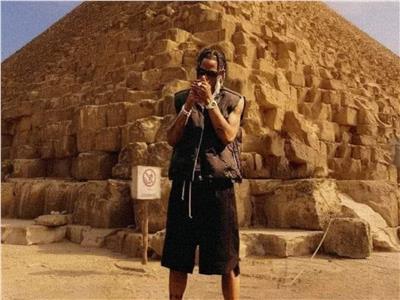 مغني الراب ترافيس سكوت يزور الأهرامات قبل 3 أيام من حفله في مصر
