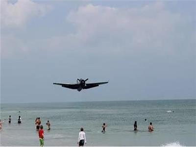 بالفيديو| طائرة تتحطم على شاطئ مزدحم في أمريكا