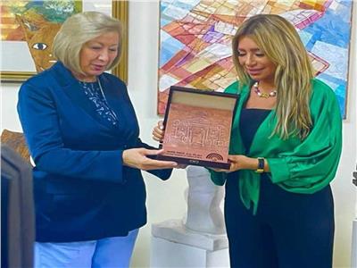 وزيرة الثقافة الأردنية تكرم الإعلامية شافكي المنيري 