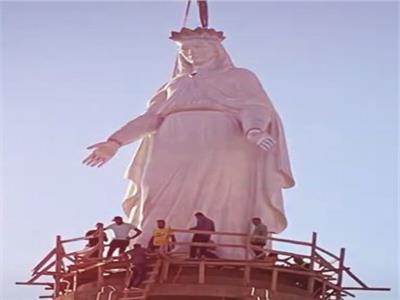 رفع أكبر تمثال للسيدة العذراء من البرونز في دير درنكة بأسيوط