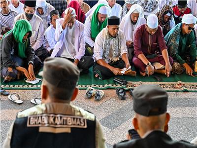توقيف داعية سمح للرجال والنساء بالصلاة معاً في إندونيسيا 