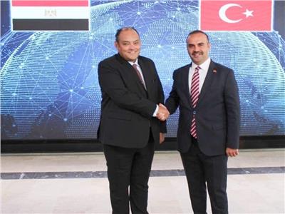 وزير الصناعة يبحث مع نظيره التركي تعزيز التعاون بين البلدين