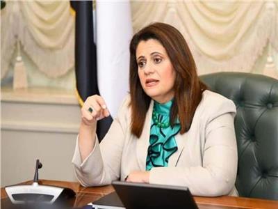 وزيرة الهجرة تتابع موقف عائلة مصرية تعرضت للسرقة في كندا 