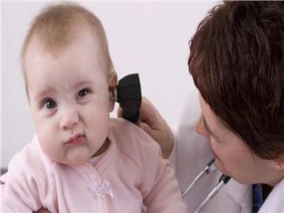 دراسة تكشف ضعف السمع يؤثر في تطور اللغة عند الرضع