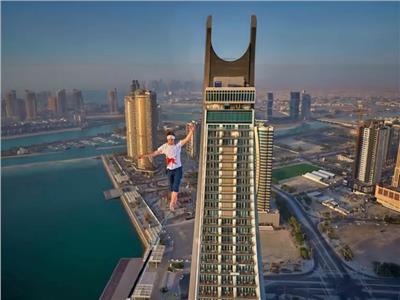 مغامر يحقق رقما قياسيا بالمشي على الحبال في قطر