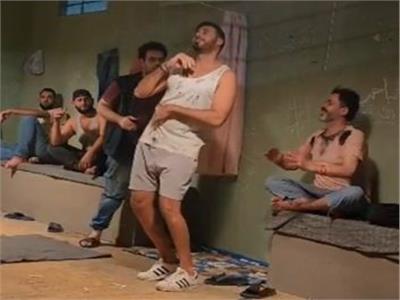 وصلة رقص لـ أحمد السعدني في «الزنزانة»| فيديو