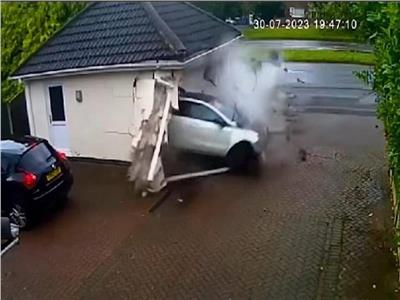 حادث مروع.. سيارة فارهة تخترق منزلاً في بريطانيا| فيديو