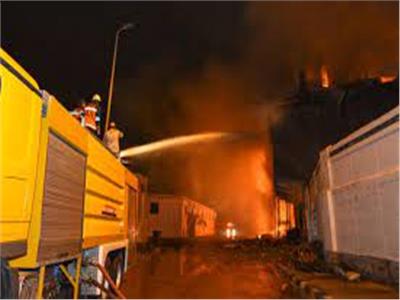 إخماد حريق هائل داخل مخزن بمخزن للصناعات الغذائية بكرداسة