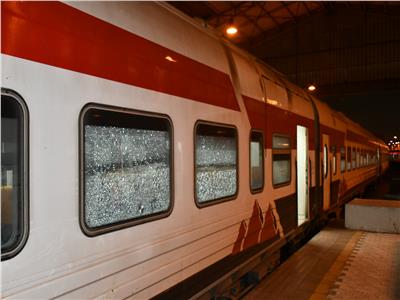 زجاج عربات قطار «مطروح» الروسي تتعرض للكسر بسبب رشقه بالحجارة | صور