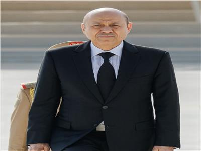 رئيس «القيادة اليمني» يؤكد التزام المجلس والحكومة بنهج السلام العادل والشامل