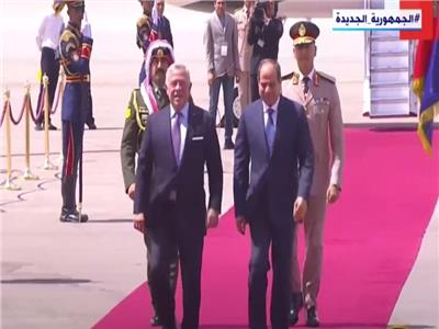 الرئيس السيسي يستقبل العاهل الأردني في مطار العلمين 