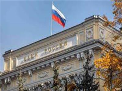 البنك المركزي الروسي يرفع سعر الفائدة 350 نقطة لاتقاذ الروبل من الانهيار 