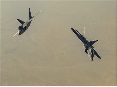 مقاتلتان للتحالف الدولي تقتربان من طائرتين حربيتين روسيتين بسوريا