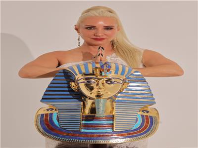 مطربة أمريكية تدشن ألبومها الجديد وسط الحضارة الفرعونية |صور