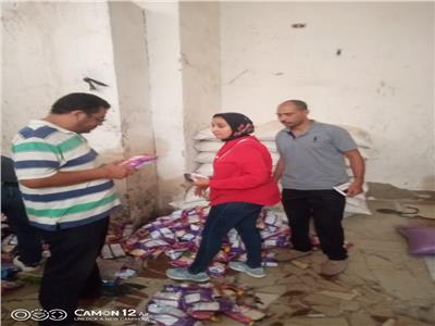 ضبط مواد غذائية وسجائر مجهولة المصدر في حملة تموينية بالإسكندرية 