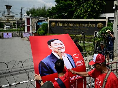 رئيس الوزراء التايلاندي السابق من المنفى إلى المشفى