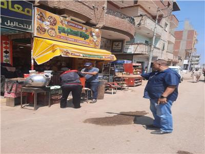 رئيس أشمون يقود حملة لرفع وإزالة الإشغالات بشوارع المدينة 