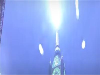 صاعقة تلامس «برج الساعة» في مكة المكرمة | فيديو