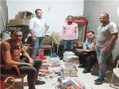 ضبط أسماك مجمدة منتهية الصلاحية وسجائر بدون فواتير في الإسكندرية