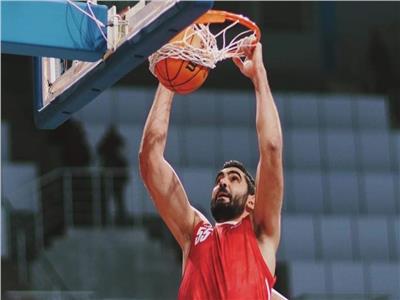 الأهلي يجدد عقد عمر طارق لاعب السلة لـ«4 مواسم»