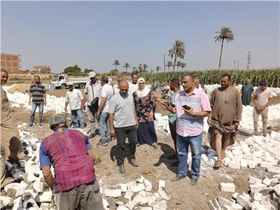 رئيس أشمون يقود حملة مكبرة لإزالة حالة تعدي على أرض زراعية بقرية البرانية