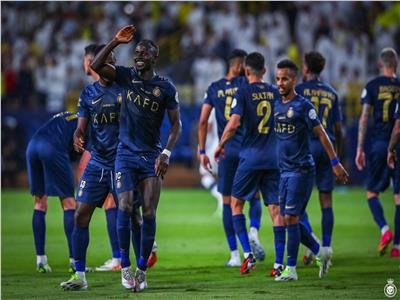 احتفال خاص بين لاعبي النصر والجماهير بعد الفوز على الشباب في الدوري السعودي| فيديو