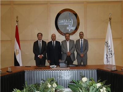 وزير النقل يشهد توقيع عقد تطوير نظم إشارات السكة الحديد بخط «القاهرة/ بني سويف»  